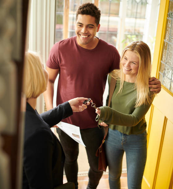 istock keys to the rental 1286401318