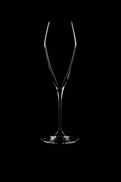 élégant verre de cristal de champagne vide - wineglass glass crystal studio shot photos et images de collection