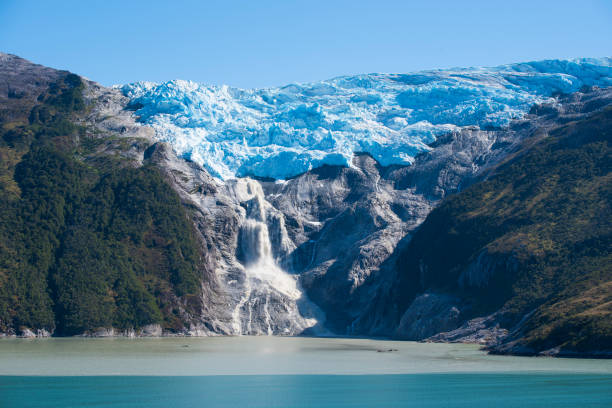 la costa meridionale del cile presenta un gran numero di fiordi e canali simili a fiordi dalle latitudini di capo horn - fjord foto e immagini stock