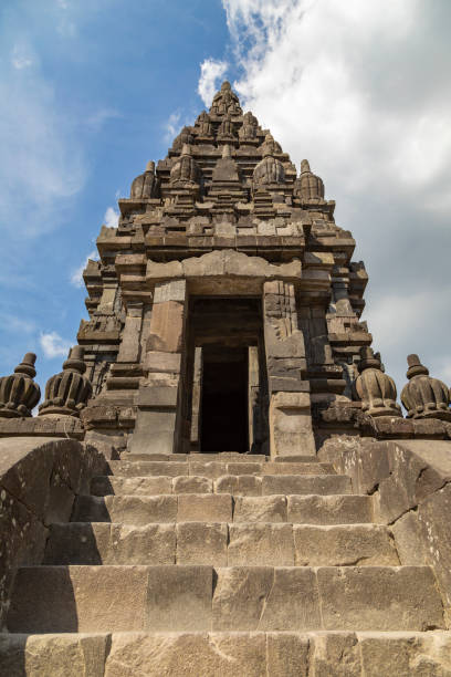вход в одну из святынь храмов прамбан�ан, индонезия. - southeastern region фотографии стоковые фото и изображения