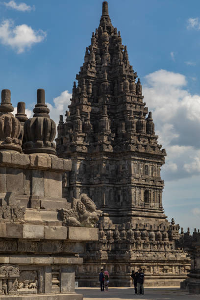 древние индуистские храмы прамбанан, yogyakarta, индонезия. - southeastern region фотографии стоковые фото и изображения