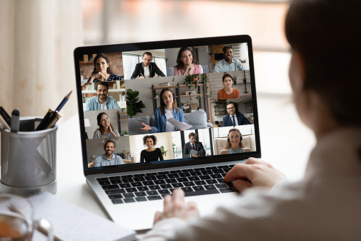 Una empleada tiene reunión del equipo de webcam en línea photo
