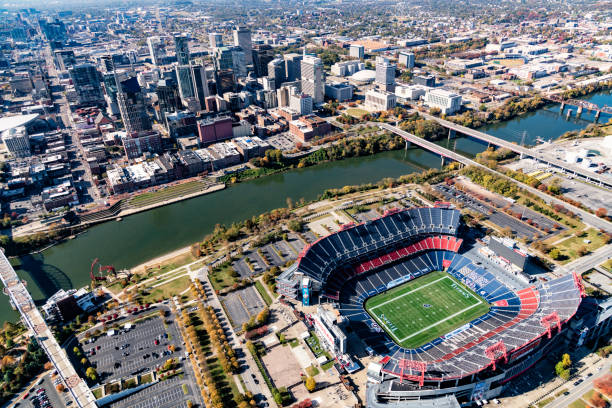 stadion nissana i skyline beyond w nashville - coliseum zdjęcia i obrazy z banku zdjęć