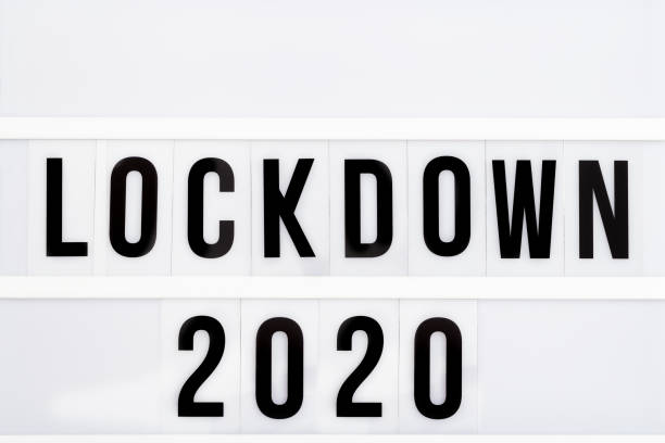 finestra luminosa con blocco dei messaggi 2020. la parola dell'anno 2020 è in lockdown. - housebound foto e immagini stock