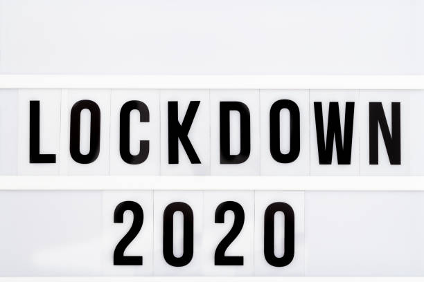 メッセージロックダウン2020のライトボックス。2020年のワード・オブ・ザ・イヤーはロックダウンです。 - housebound ストックフォトと画像