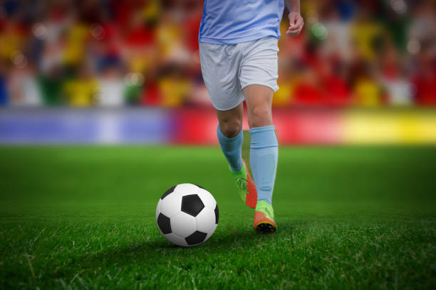 サッカーをしている男性サッカー選手の合成画像 - soccer man made material goal post grass ストックフォトと画像