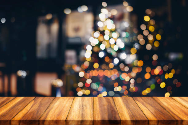 trä bordsskiva på oskärpa julgran bakgrund. för display eller montage dina produkter. - julfika bildbanksfoton och bilder