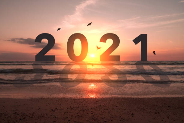 новый год 2021 идет с закатом пляж фона. новый старт для планирования или установить новое разрешение в жизни . бизнес-решение. - solar calendar стоковые фото и изображения