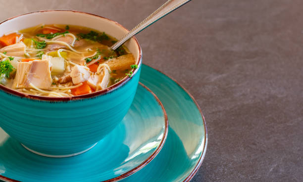 un bol de soupe de poulet - soup chicken soup chicken noodle soup food photos et images de collection