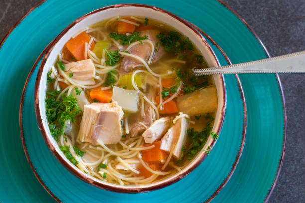 soupe de nouilles de poulet d’en haut - soup chicken soup chicken noodle soup food photos et images de collection