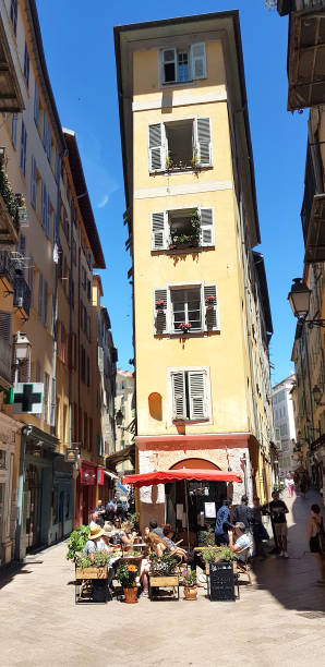 ludzie spacerujący po starym centrum nicei, francja - city of nice restaurant france french riviera zdjęcia i obrazy z banku zdjęć