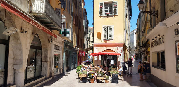 ludzie spacerujący po starym centrum nicei, francja - city of nice restaurant france french riviera zdjęcia i obrazy z banku zdjęć