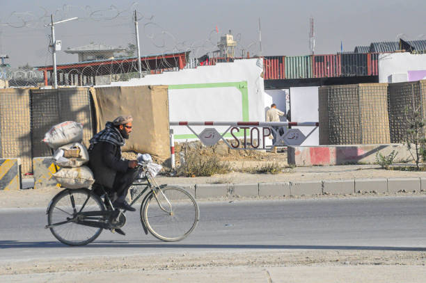 카불 의 거리에서 자전거에 남자 - kabul 뉴스 사진 이미지