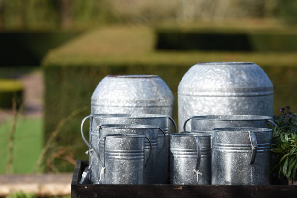 ferronnerie de jardin - galvanized bucket photos et images de collection