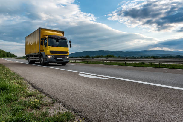 camion di consegna cargo giallo - small truck foto e immagini stock