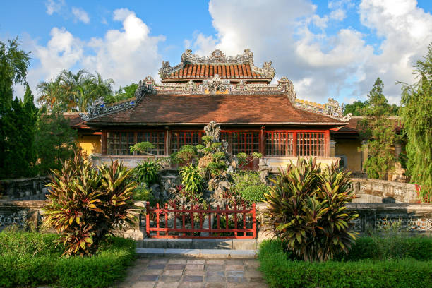 casa giardino della cittadella di hue in vietnam - hue foto e immagini stock