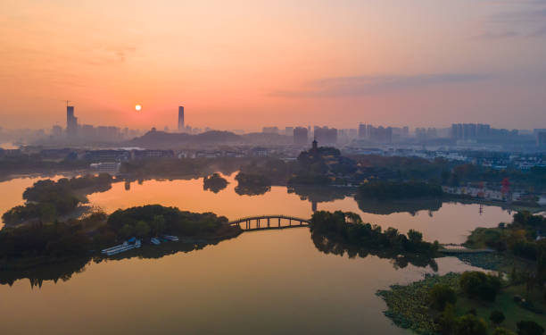 vue de drone de la zone scénique du lac jinshan, temple de jinshan avec pagode cishou. paysage urbain et horizon à superbe surise dans le zhenjiang - zhenjiang photos et images de collection