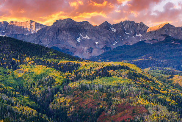 dramatischer herbst sonnenaufgang auf der dallas divide in den san juan mountains von colorado. - alpenglühen stock-fotos und bilder