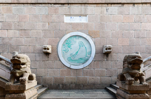 soulagement bouddhiste d’un moine sur le mur, têtes de dragon et lions de pierre dans le temple historique de jinshan - zhenjiang photos et images de collection