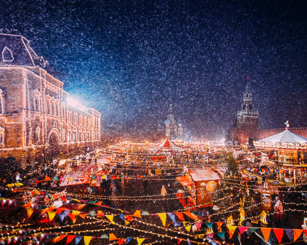 moscú, rusia año nuevo.  catedral de san basilio al fondo.  vacaciones de navidad, paisaje nevado de la noche de invierno. feria de navidad en la plaza roja decorada festivamente en la nieve. - moscow russia russia red square st basils cathedral fotografías e imágenes de stock