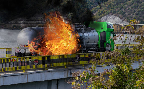 ciężarówka przewożąca paliwo zapaliła się na ulicy. - truck fuel tanker oil semi truck zdjęcia i obrazy z banku zdjęć