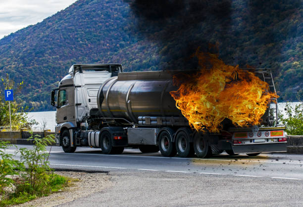 연료 캐리어 에 화염. - truck fuel tanker chemical transportation 뉴스 사진 이미지