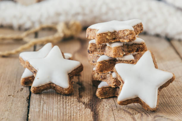 pile of christmas cinnamon star cookies on wooden table, closeup - cookie christmas shortbread food imagens e fotografias de stock