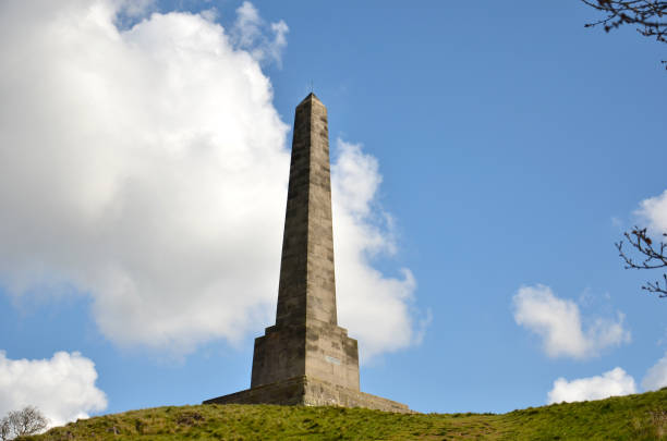 сказочный памятник лиллешалл, ньюпорт, шропшир , глядя вверх - shropshire blue стоковые фото и изображения
