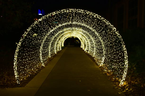 túnel iluminado com luzes de natal à noite - christmas decoration photography themes christmas ornament - fotografias e filmes do acervo