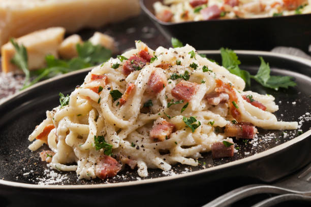 linguine carbonara con pancetta crujiente - pancetta fotografías e imágenes de stock