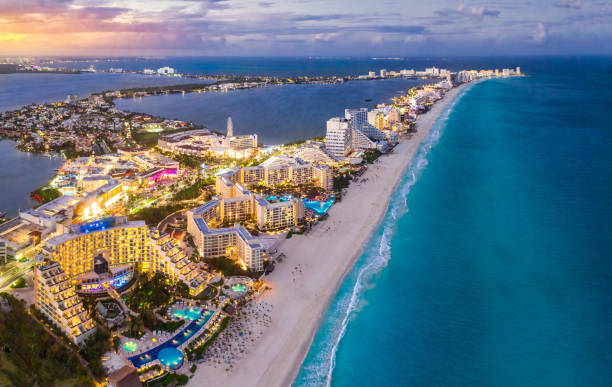 costa della spiaggia di cancun con tramonti - travel luxury aerial view beach foto e immagini stock
