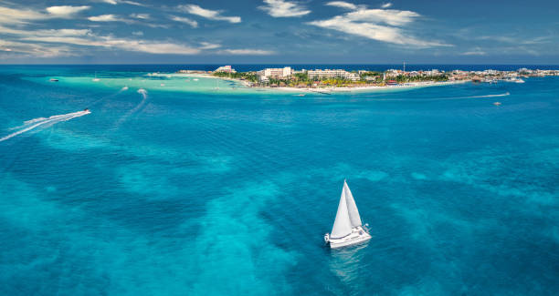 メキシコ沿岸近くの海でボート - cozumel ストックフォトと画像