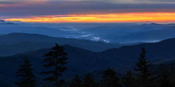 연기가 자욱한 산 국립공원의 가을 - great smoky mountains great smoky mountains national park panoramic sunrise 뉴스 사진 이미지