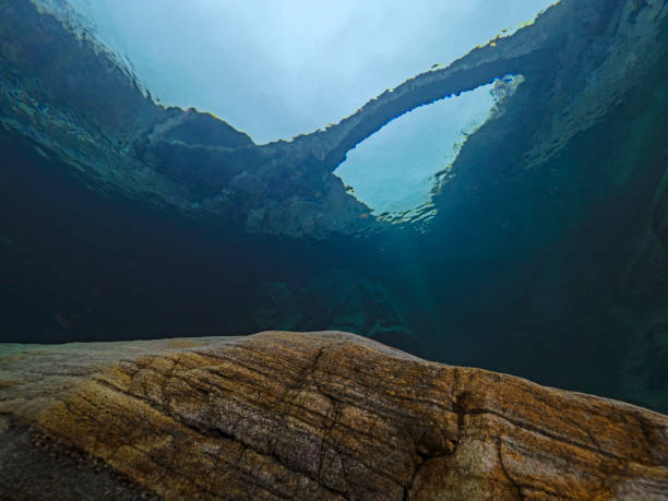 diving under the old stone bridge (valle verzasca) - ticino canton stone switzerland water photos et images de collection