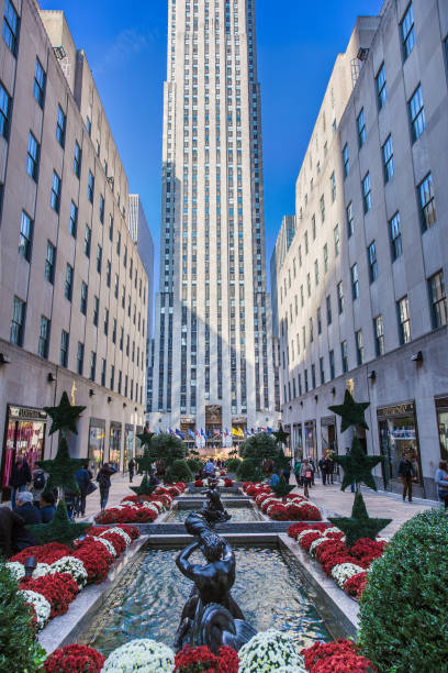 rockefeller center promenade and buildings, nueva york. - clear sky vacations vertical saturated color fotografías e imágenes de stock