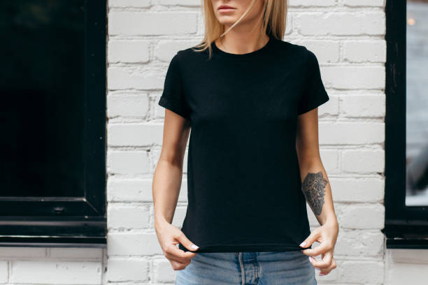 elegante chica rubia que lleva camiseta negra y gafas posando contra la calle, estilo de ropa urbana. - modelo de modas fotografías e imágenes de stock