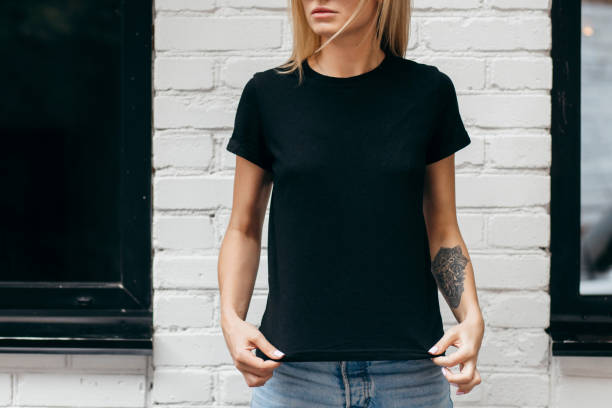 snygg blond tjej bär svart t-shirt och glasögon poserar mot gatan , urban kläder stil. - svart färg bildbanksfoton och bilder