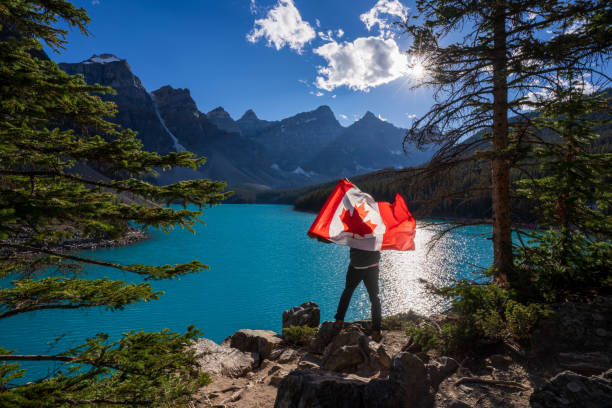 vistas de senderismo alrededor del lago louise, sendero de lakeview, llanura de seis glaciares, lago agnes, mirror lake, y little and big beehive, parque nacional banff, canadá. - lago louise lago fotografías e imágenes de stock