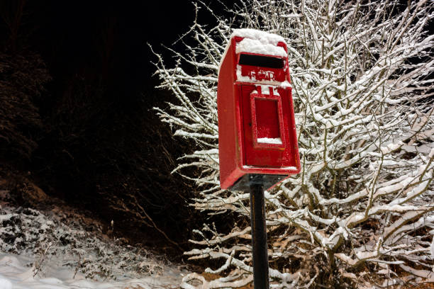 istock Traditional red postbox in the snow 1286545883