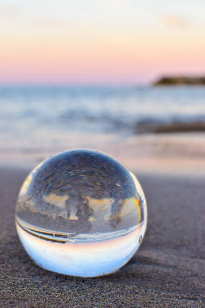 lensball en la arena de la playa - lens fotografías e imágenes de stock