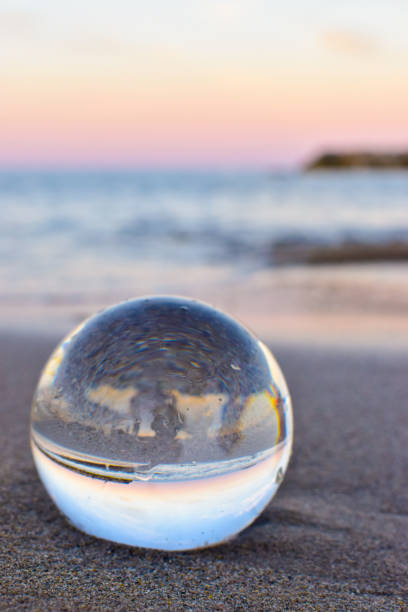 lensball sulla sabbia in spiaggia - lens foto e immagini stock