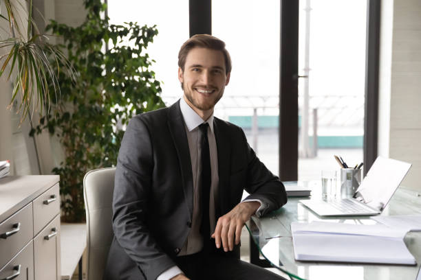 trabajador de negocios líder de la empresa de éxito mirando a la cámara. - economist fotografías e imágenes de stock