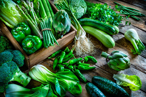 veganes essen: gesundes frisches grünes gemüse auf rustikalem holztisch. - leaf vegetable asparagus green vegetable stock-fotos und bilder