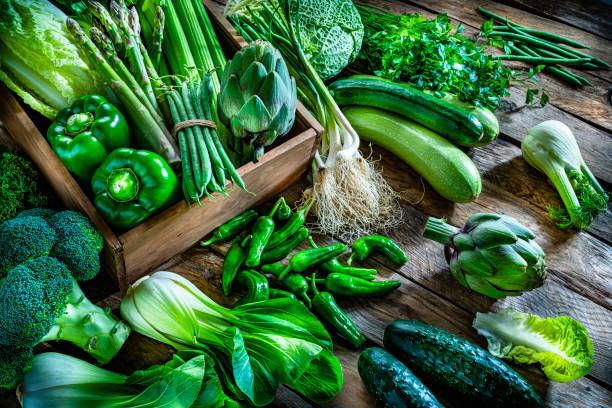 cibo vegano: verdure verdi fresche salutari su tavolo rustico in legno. - leaf vegetable asparagus green vegetable foto e immagini stock