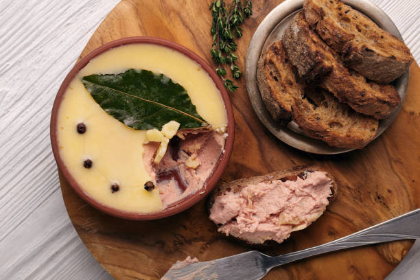 접시에 파테 테린, 빵을 던졌다, 칼 - foie gras goose meat liver pate 뉴스 사진 이미지