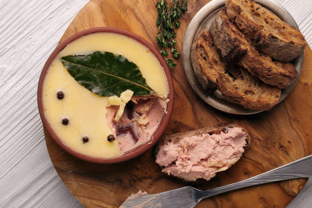 terrine pasztet w talerzu, chleb tosted, nóż - foie gras goose meat liver pate zdjęcia i obrazy z banku zdjęć