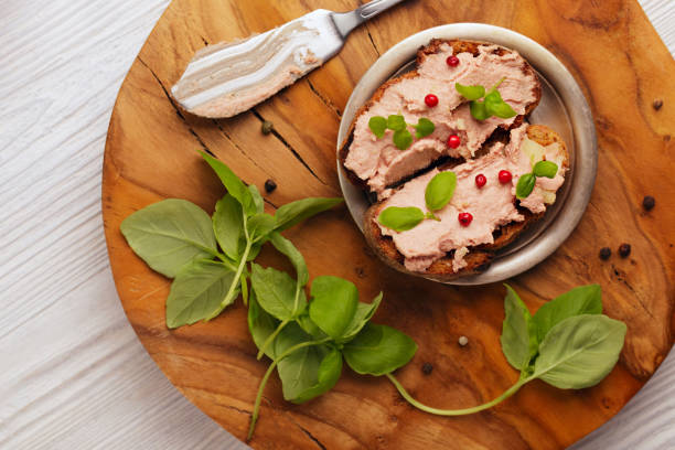 pasztet na chlebie - tosty z terrine - foie gras goose meat liver pate zdjęcia i obrazy z banku zdjęć