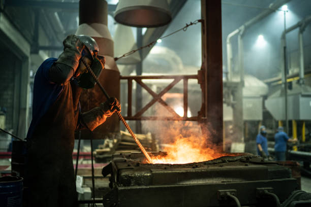 metallindustrie - stahlofen - industriearbeiter stock-fotos und bilder