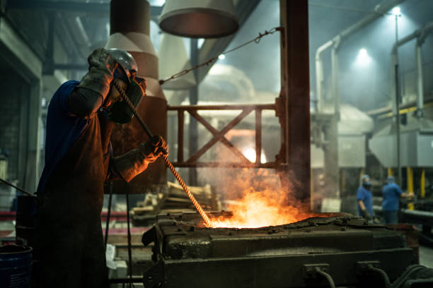 travail de l’industrie métallurgique - four en acier - fonderie photos et images de collection