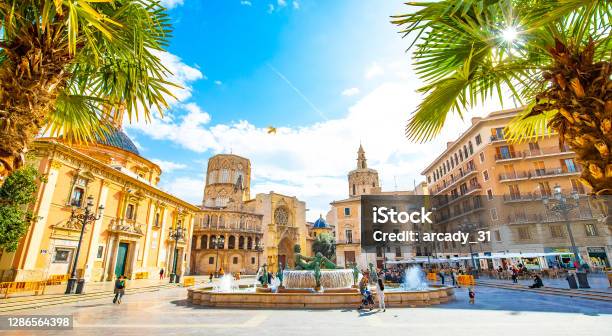 Stock fotografie Panoramatický Výhled Na Náměstí Plaza De La Virgen A Historické Centrum Valencie Španělsko – stáhnout obrázek nyní
